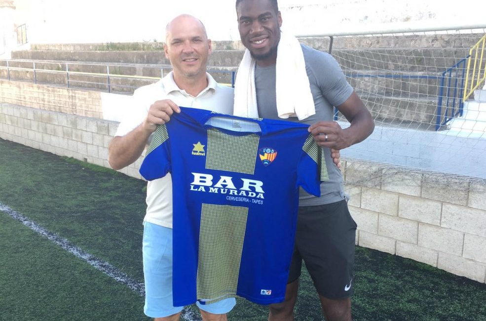 Geoffrey Kondogbia pictured holding UD Mahon shirt