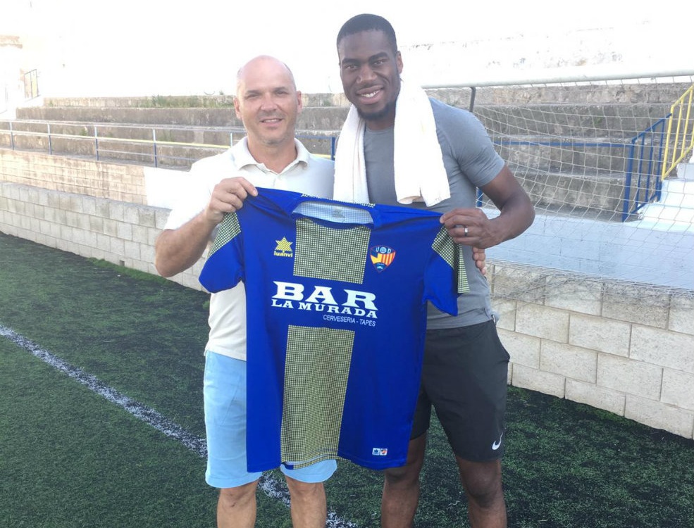Geoffrey Kondogbia pictured holding UD Mahon shirt